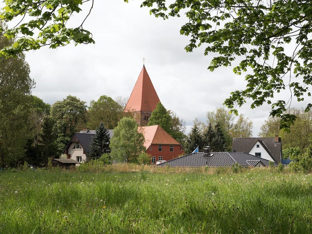 Blick zur Sagarder Kirche © Wikimedia Commons Blick zur Sagarder Kirche © Wikimedia Commons
